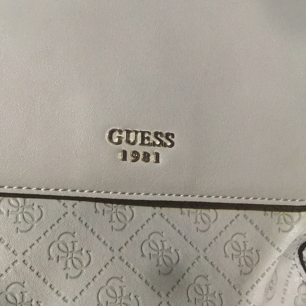 Guess purse - Picture 2 of 4